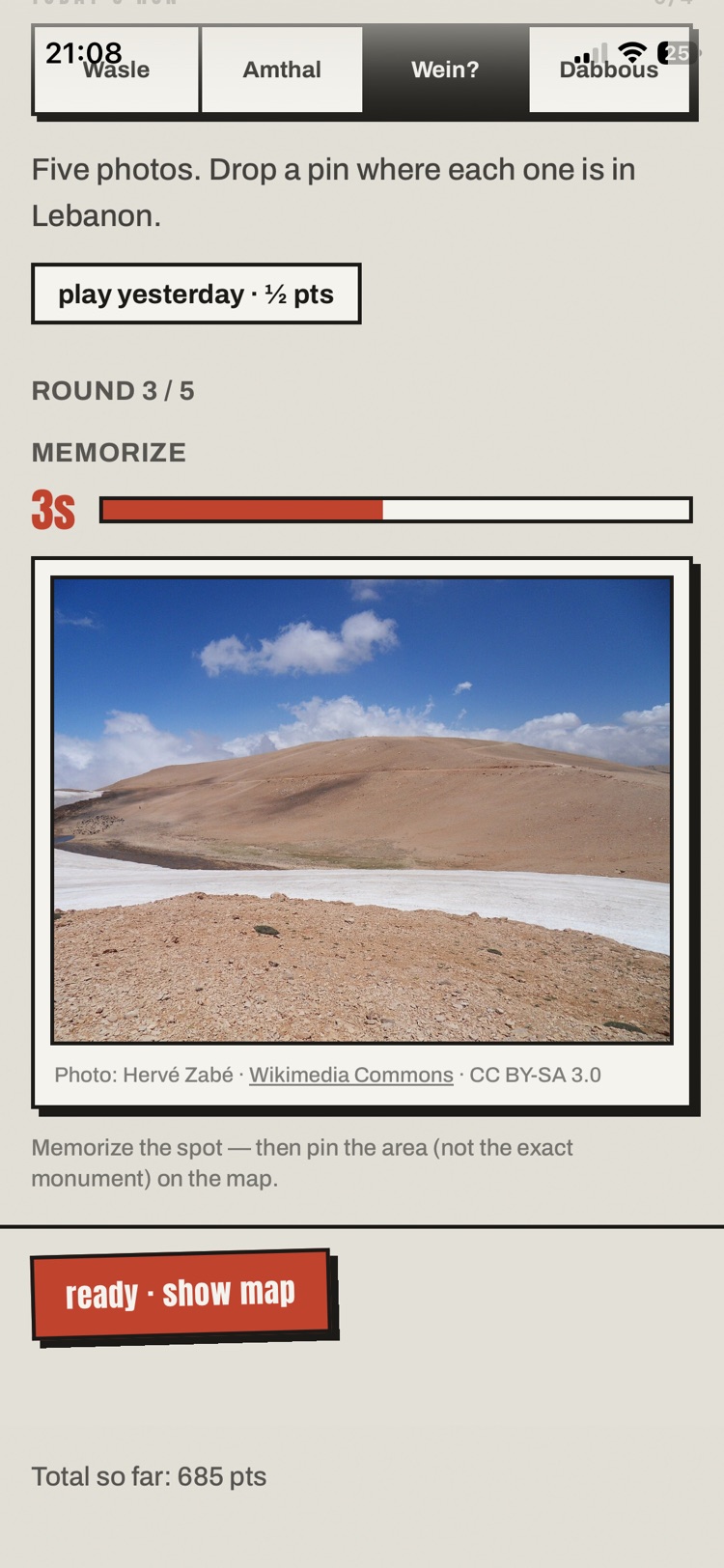 Wein? on a phone in its memorize phase: a Lebanese landscape with the photographer and Wikimedia Commons license printed under the photo.
